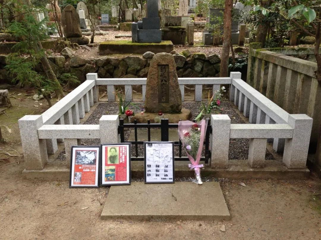 如今在京都的同志社墓园,八重墓的左边是丈夫,而右边是哥哥 至今依然